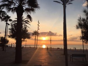 Sonnenaufgang am Strand in Barcelona