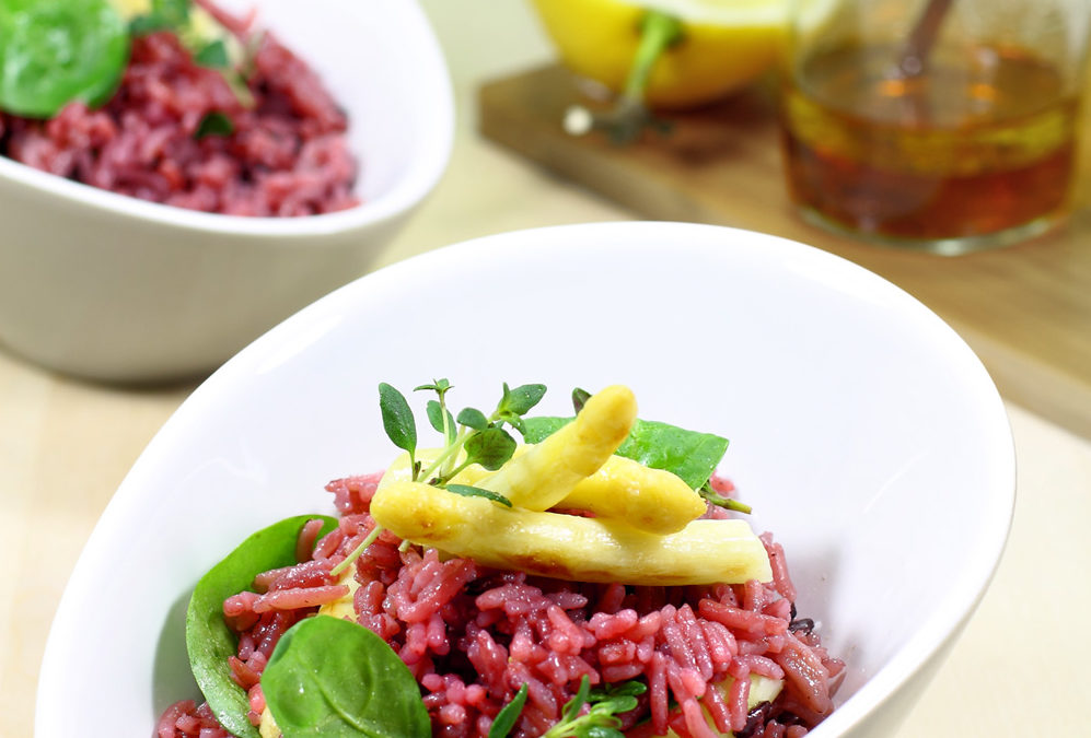 Pinker Reis-Spargel-Salat mit Holunderblueten
