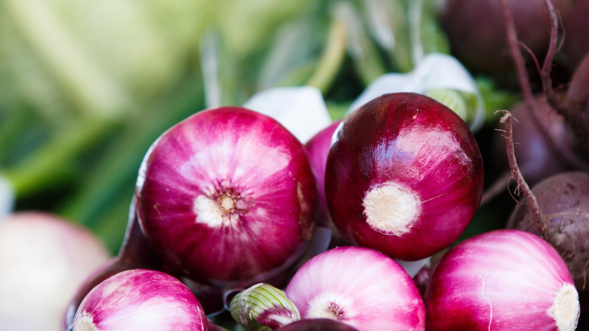 Gebackene rote Zwiebel mit Walnuss Salsa auf Rucola Salat