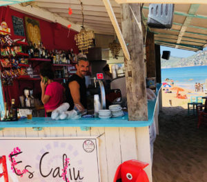 Bunte Strandbar mit Mitarbeitern