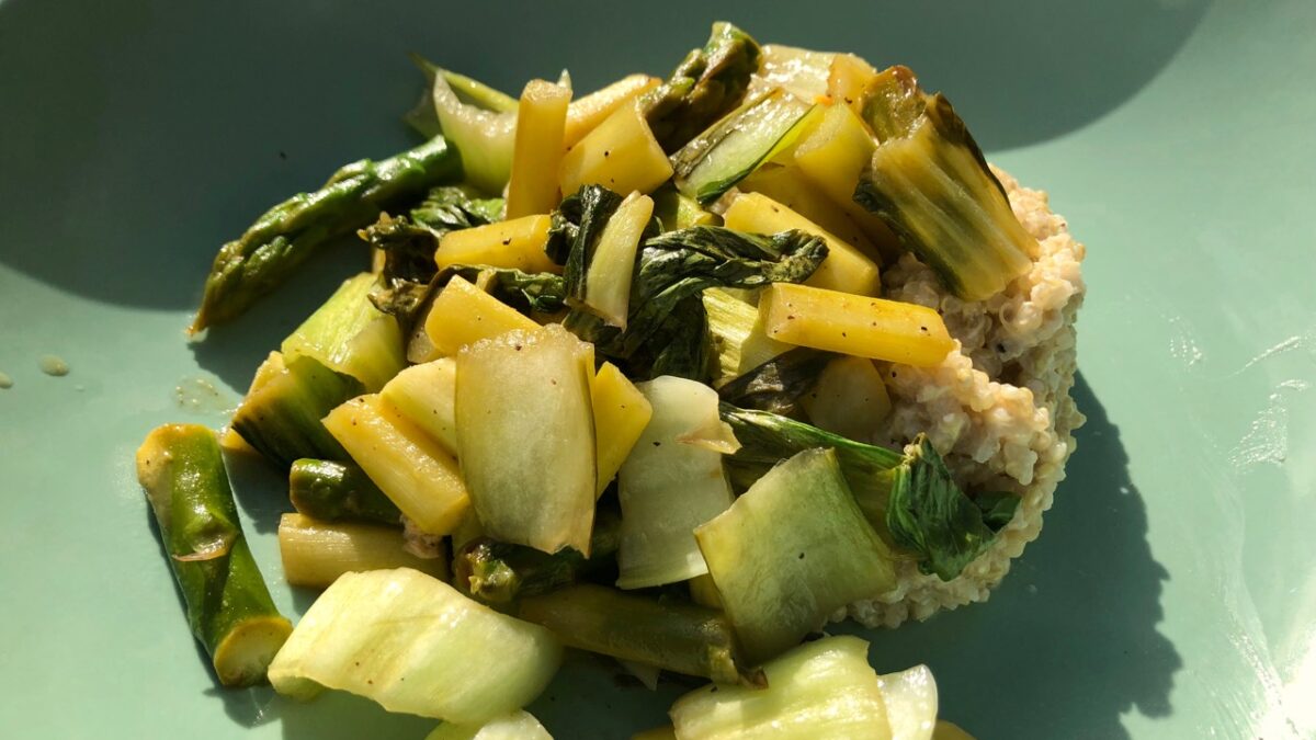 Quinoa mit Spargel-Pak Choi Gemüse